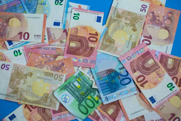 Banconota stesa su sfondo blu — Foto Stock