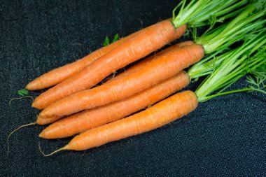 Havuç, havuç, havuç siyah bir zemin üzerine demet