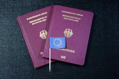 Pasaport, Avrupa bayrağı ile siyah arka plan üzerine Alman pasaportu