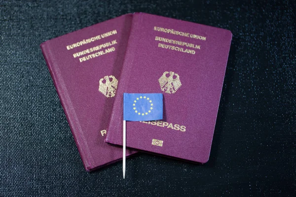 Pasaport, Avrupa bayrağı ile siyah arka plan üzerine Alman pasaportu