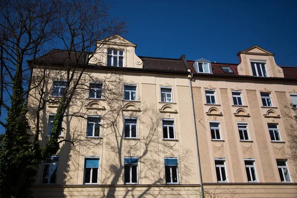 Edifício antigo bonito, renovado, em Munique — Fotografia de Stock