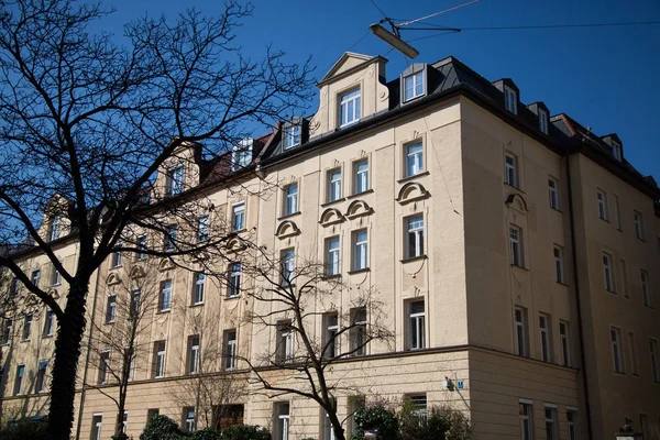 Edifício antigo bonito, renovado, em Munique — Fotografia de Stock