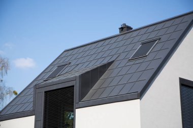 Müstakil ev modern güneşlikler çatısı