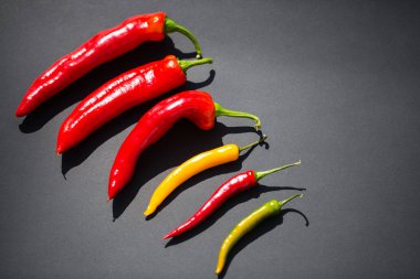 Siyah zemin üzerine kırmızı ve sarı biber