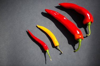 Siyah zemin üzerine kırmızı ve sarı biber