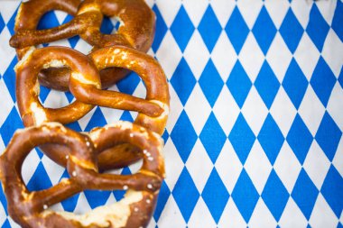 Beyaz / mavi zemin üzerine çubuk kraker. Edikula, Bavyera renkleri