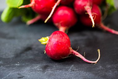 Turp kayrak bir tahta üzerinde