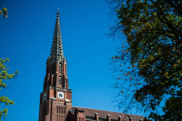 Kostel Mariahilf s sluníčko, modrá obloha — Stock fotografie
