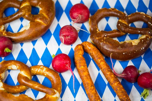 Pão bávaro, com picadas de pimenta, pretzels e rabanetes — Fotografia de Stock