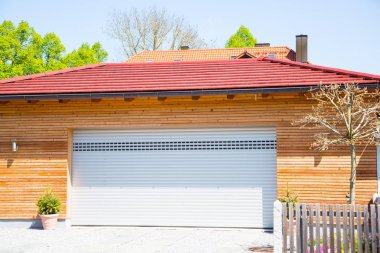 Modern garaj, beyaz, ahşap kaplama