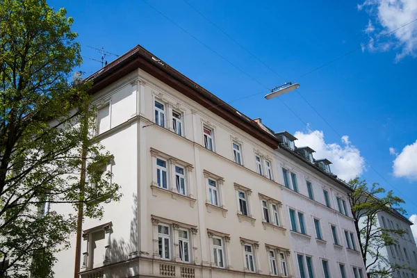 Edificio antiguo en Munich, cielo azul — Foto de Stock