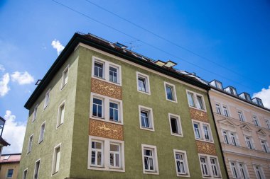 Münih, mavi gökyüzü yeşil eski evde