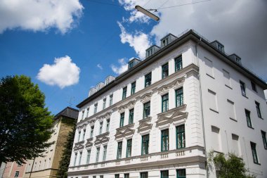 Münih, mavi gökyüzü, ağaç eski bina