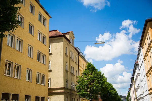 Münih, mavi gökyüzü, ağaç eski bina — Stok fotoğraf
