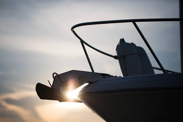 Silhouette einer Jacht am Ufer des Gardasees — Stockfoto