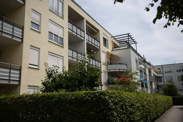 Casa multi-família moderna com área verde — Fotografia de Stock