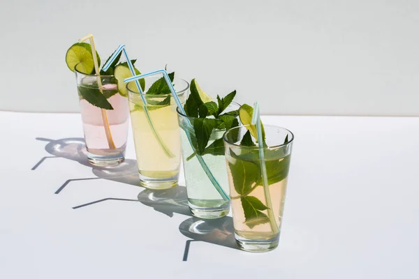 Limonata con menta e lime, su sfondo bianco — Foto Stock