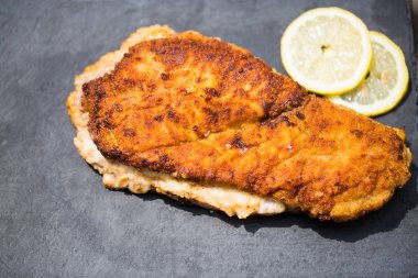 Cordon bleu kayrak limon ve ketçap üzerinde