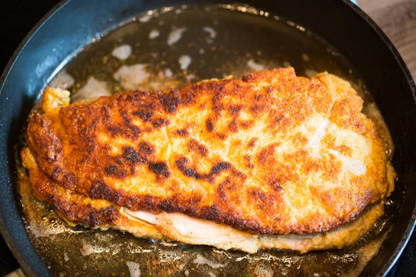 Cordon bleu w garnku na piecu — Zdjęcie stockowe