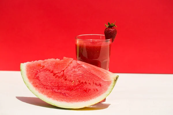 Smoothie com melancia, fundo vermelho — Fotografia de Stock