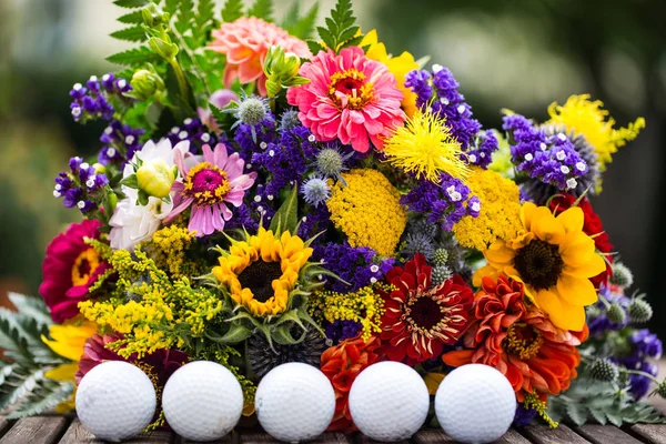 用鲜花为生日、 卡、 券的哥尔夫球 — 图库照片