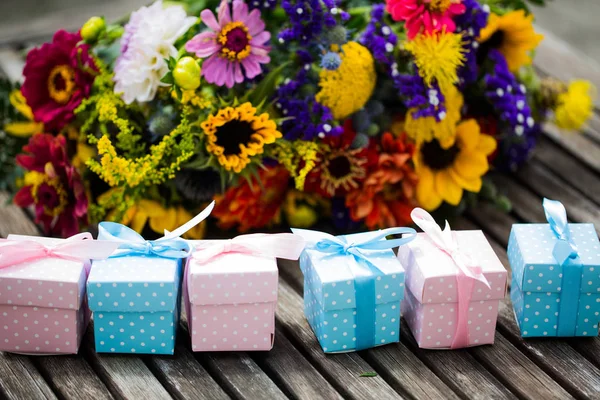 El ramo con los regalos menudos antes, hasta el nacimiento, las felicitaciones, el Fat — Foto de Stock