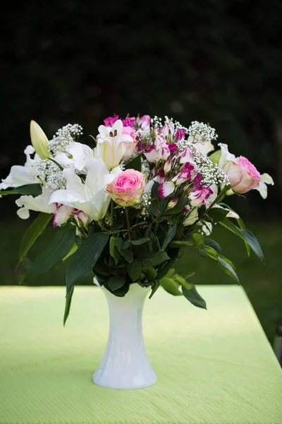 Ramillete en blanco y rosa sobre mesa de jardín — Foto de Stock