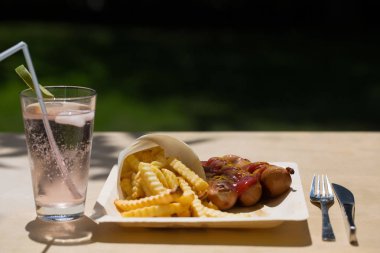 Currywurst ve pommes geri dönüşümlü yemekleri