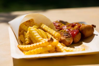 Currywurst ve pommes geri dönüşümlü yemekleri