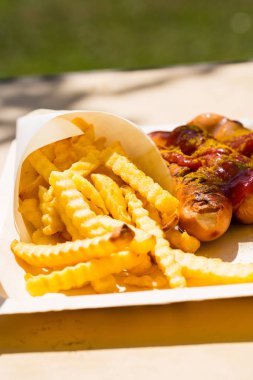 Currywurst ve pommes geri dönüşümlü yemekleri