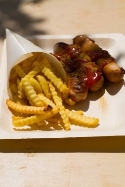 Currywurst ve pommes geri dönüşümlü yemekleri