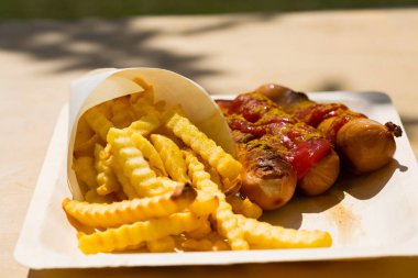 Currywurst ve pommes geri dönüşümlü yemekleri