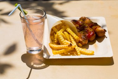 Currywurst ve pommes ve limonade