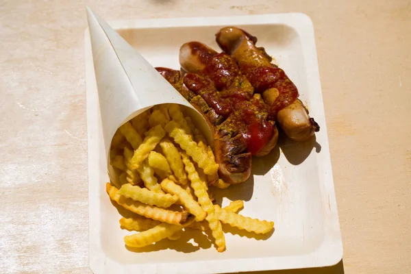 Currywurst e pommes em pratos composable — Fotografia de Stock