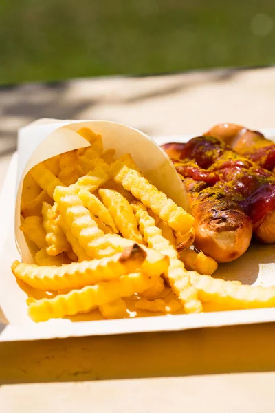 Currywurst ve pommes geri dönüşümlü yemekleri