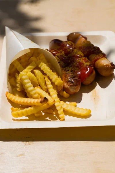 Currywurst και pommes ανακυκλώσιμα πιάτα — Φωτογραφία Αρχείου