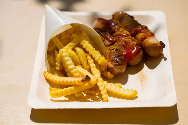 Currywurst και pommes ανακυκλώσιμα πιάτα — Φωτογραφία Αρχείου