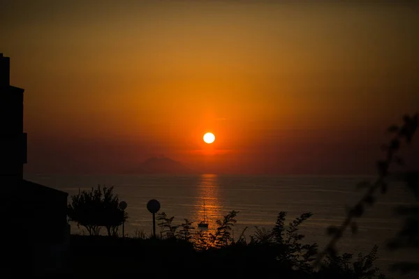 Захід сонця з Стромболі, сфотографований з Tropea — стокове фото