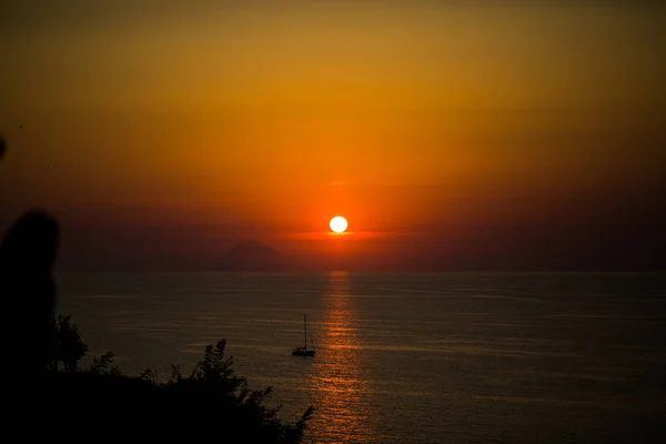Tramonto con Stromboli, fotografato da Tropea — Foto Stock