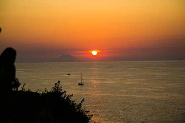 Захід сонця з Стромболі, сфотографований з Tropea — стокове фото