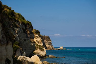 Tropea kayalık kıyılarında