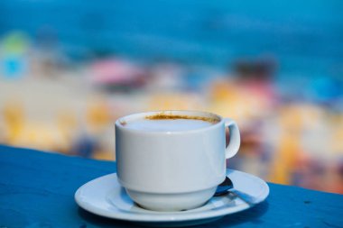 Fincan kapuçino Deniz Manzaralı