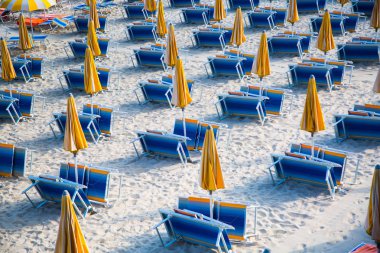 Yukarıdan, plaj kapalı şemsiye