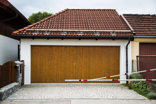 Soukromá garáž s bariérou — Stock fotografie