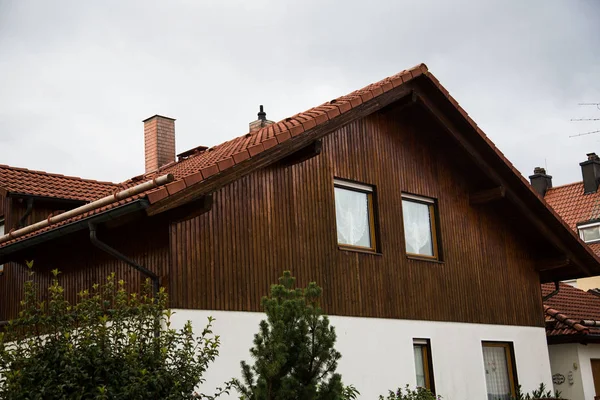 Dům s dřevěným obkladem, — Stock fotografie
