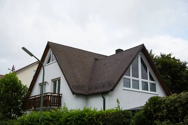 2 切妻屋根と戸建住宅 — ストック写真