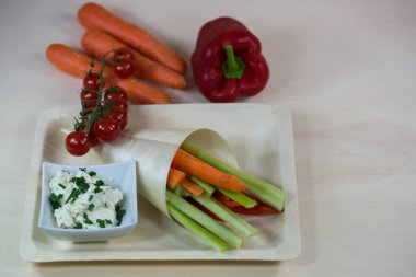 Sebze sopa daldırma için taze peynir ile