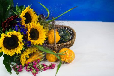 Ayçiçeği kalp önünde, sonbahar dekorasyon, Cadılar Bayramı,