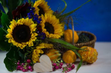 Ayçiçeği sonbahar dekorasyon, postcar olarak süs kabak ile