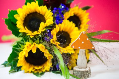 Ayçiçeği sonbahar dekorasyon olarak süs kabak ile